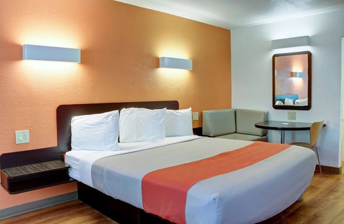 Bishop Hotel | Motel 6 Bishop, CA