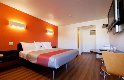 West Hills Hotel | Motel 6 Bremerton, WA