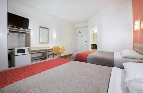Brooklyn Center Hotel | Motel 6 Brooklyn Center, MN - Minneapolis