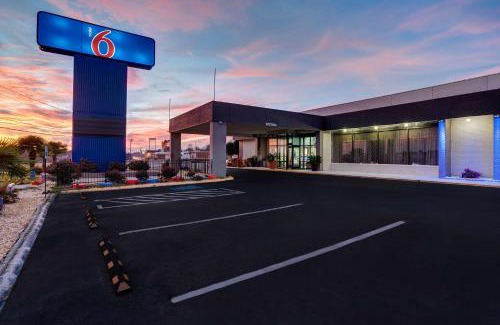 Burlington Hotel | Motel 6 Burlington