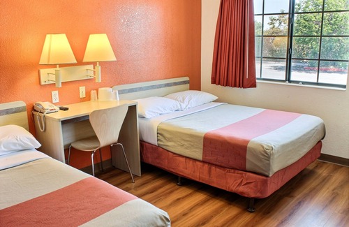 Coalinga Hotel | Motel 6 Coalinga, CA - East