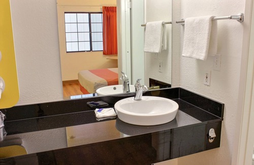 Coalinga Hotel | Motel 6 Coalinga, CA - East