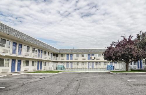 Coeur d'Alene Hotel | Motel 6-Coeur D'Alene, ID