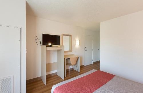 Dentsville Hotel | Motel 6 Columbia, SC - Fort Jackson Area