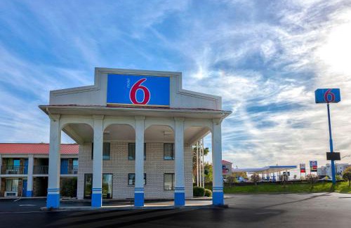Cookeville Hotel | Motel 6-Cookeville, TN