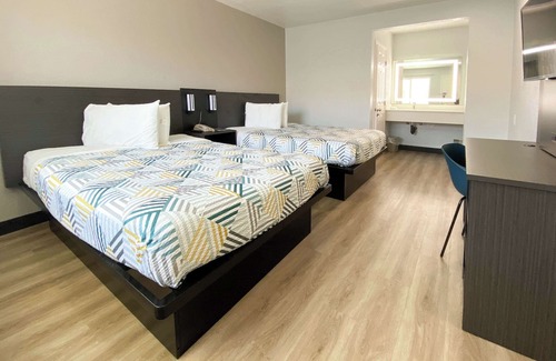 Halecrest Hotel | Motel 6 Costa Mesa, CA