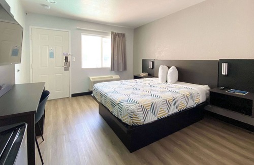 Halecrest Hotel | Motel 6 Costa Mesa, CA