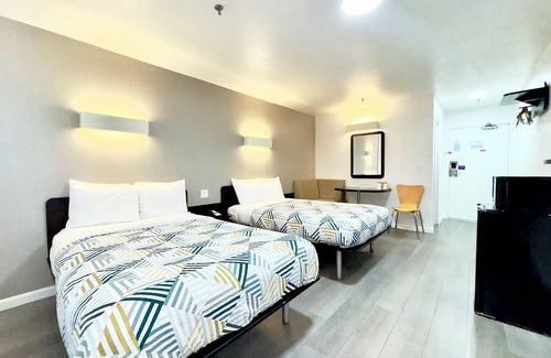 Buckner Terrace - Everglade Park Hotel | Motel 6 Dallas, TX - Fair Park