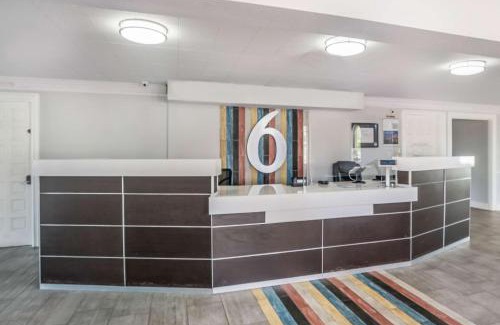 Dallas Hotel | Motel 6-Dallas, TX - Market Center