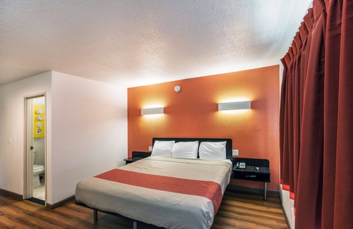 Cedar Crest Hotel | Motel 6 Dallas, TX - South