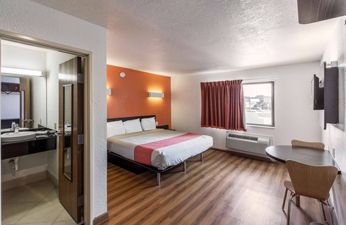 Cedar Crest Hotel | Motel 6 Dallas, TX - South