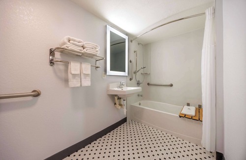 Fort Worth Hotel | Motel 6 Fort Worth, TX - East