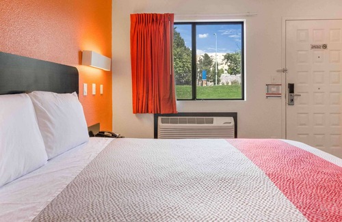 Fremont Hotel | Motel 6 Fremont, CA - South