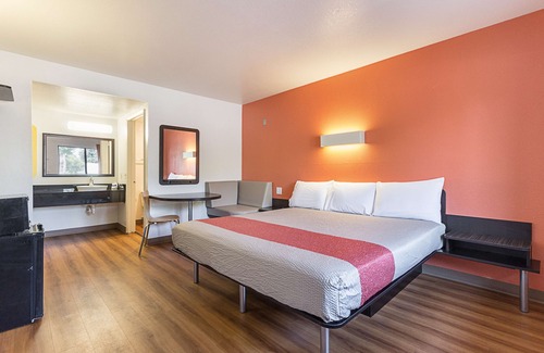 Fresno Hotel | Motel 6 Fresno, CA