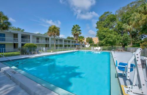 Gainesville Hotel | Motel 6-Gainesville, FL