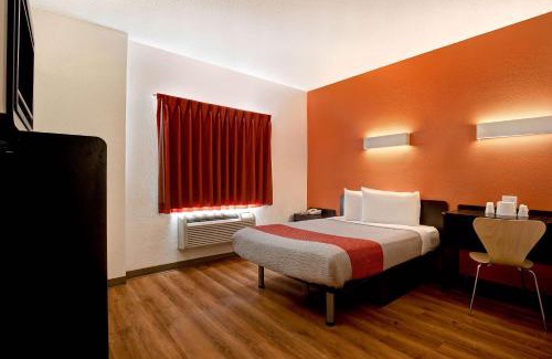 Gilroy Hotel | Motel 6-Gilroy, CA