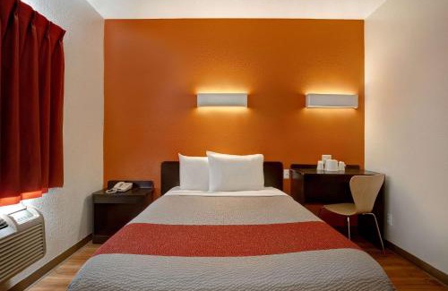 Gilroy Hotel | Motel 6-Gilroy, CA