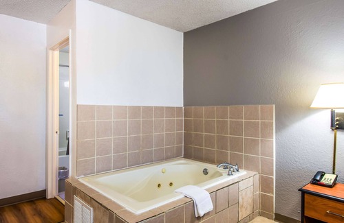 Lake Hamilton Hotel | Motel 6 Hot Springs, AR