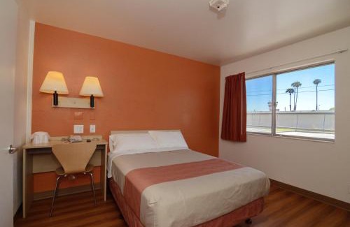 Indio Hotel | Motel 6-Indio, CA - Palm Springs