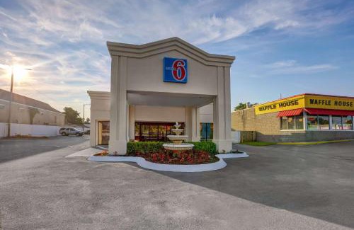 Jacksonville Hotel | Motel 6-Jacksonville, NC