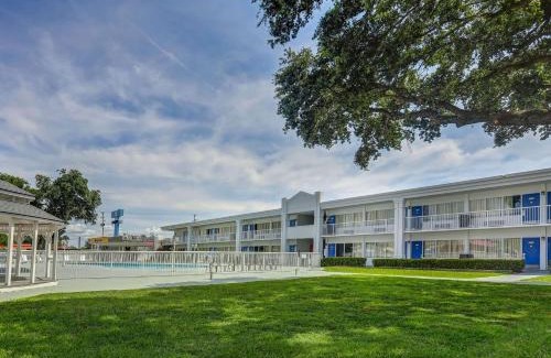Jacksonville Hotel | Motel 6-Jacksonville, NC