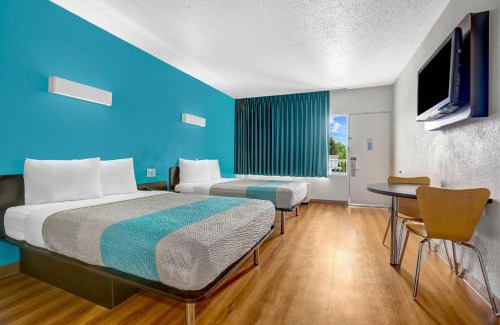 Jacksonville Hotel | Motel 6-Jacksonville, NC