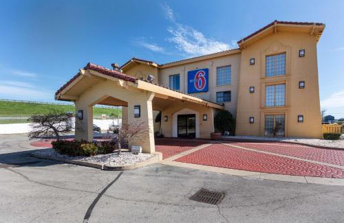Ashley Oaks Hotel | Motel 6-Knoxville, TN