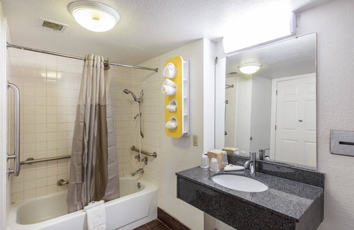Ashley Oaks Hotel | Motel 6 Knoxville, TN