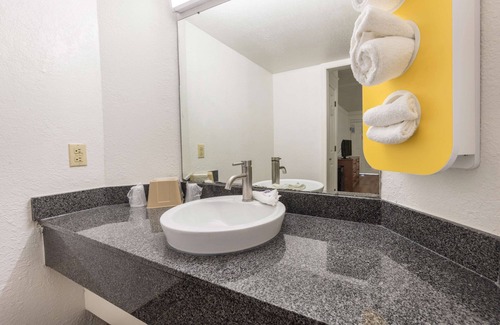Ashley Oaks Hotel | Motel 6 Knoxville, TN