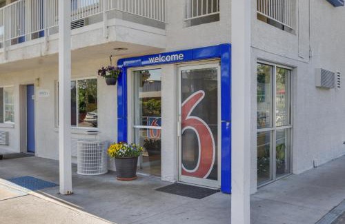 North Alameda Hotel | Motel 6 Lakewood