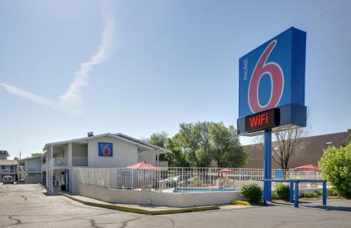 North Alameda Hotel | Motel 6 Lakewood