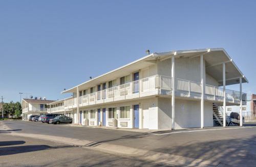 North Alameda Hotel | Motel 6 Lakewood