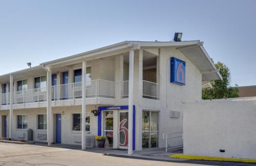 North Alameda Hotel | Motel 6 Lakewood