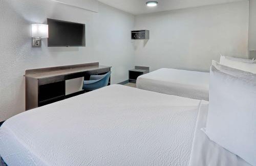 Lancaster Hotel | Motel 6-Lancaster, CA