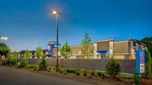 Edgewood Hotel | Motel 6 Louisville, Ky- Airport/Fair Expo