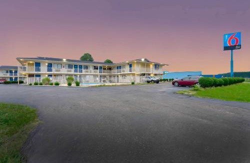 Lumberton Hotel | Motel 6-Lumberton, NC