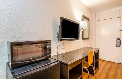 Lumberton Hotel | Motel 6 Lumberton, NC
