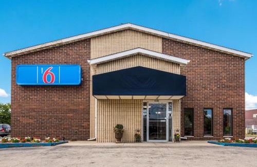 Madison Hotel | Motel 6-Madison, WI - East
