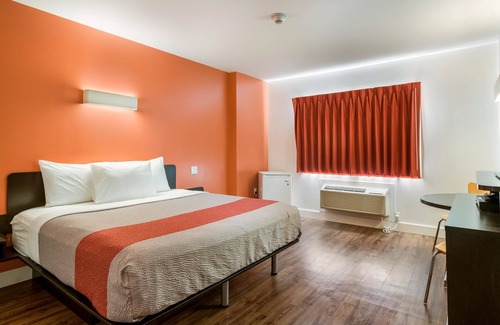 Moncton Hotel | Motel 6 Moncton, NB