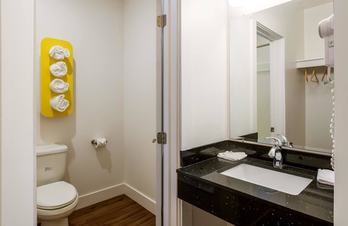 Moncton Hotel | Motel 6 Moncton, NB