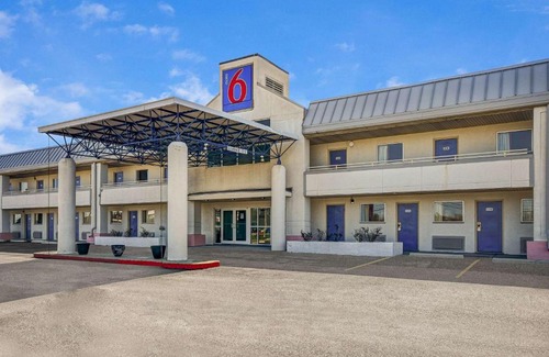 North Ridgeville Hotel | Motel 6-North Ridgeville, OH - Cleveland Intl Airport - N Ridgeville