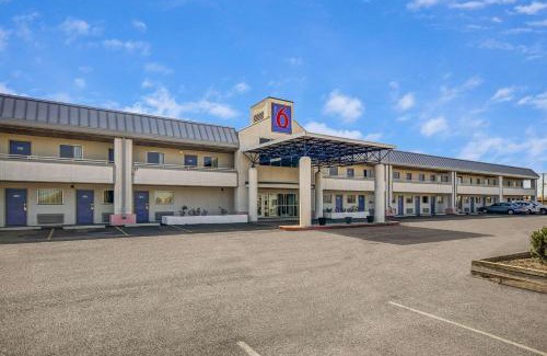 North Ridgeville Hotel | Motel 6-North Ridgeville, OH - Cleveland Intl Airport - N Ridgeville