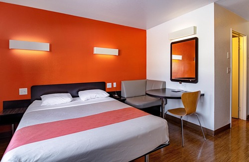 Palatine Hotel | Motel 6 Palatine, IL - Chicago Northwest