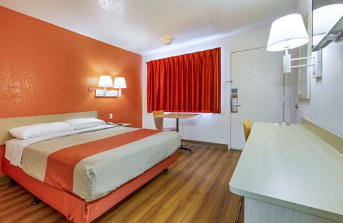 Deer Valley Hotel | Motel 6 Phoenix North - Bell Road