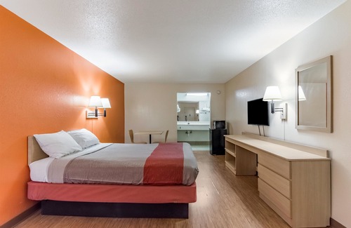 Southwest Raleigh Hotel | Motel 6 Raleigh, NC - Cary