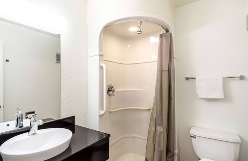 Redding Hotel | Motel 6 Redding, CA - Central