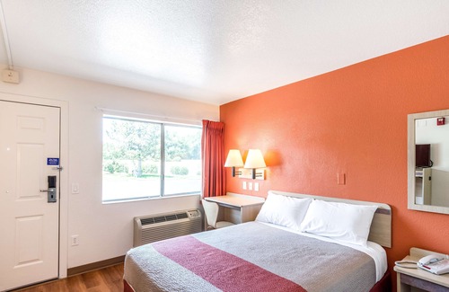 Redding Hotel | Motel 6 Redding, CA - Central