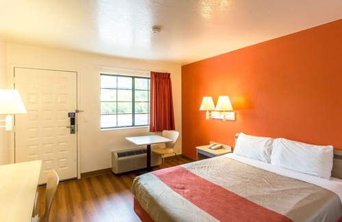 Redding Hotel | Motel 6 Redding, CA - North