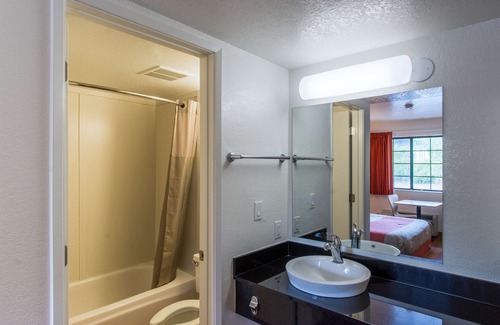 Redding Hotel | Motel 6 Redding, CA - North