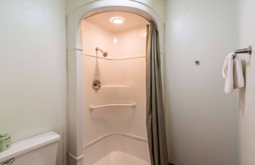 Redding Hotel | Motel 6 Redding, CA - North